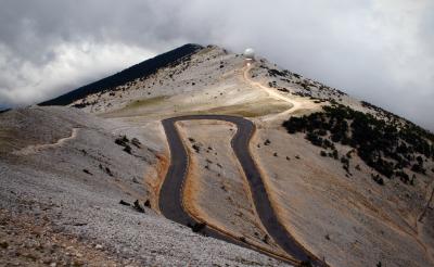 photograph “VII.2007” par David Farreny — www.farreny.net — France, montagne, mountain, route, road, nuages, clouds, paysage, landscape, bitume, blacktop, asphalte, asphalt, cailloux, stones, arbres, trees, bois, wood, virage, bend, lacet, twist, sharp bend, chemin, path, sommet, top, bâtiment, building
