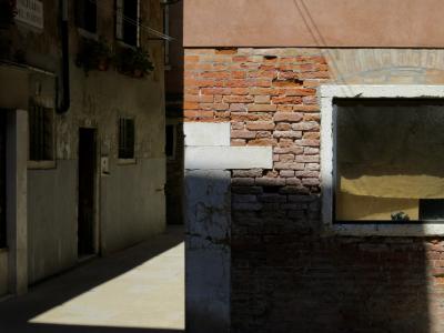 photograph “VIII.2013” par David Farreny — www.farreny.net — Italie, Italy, Italia, Vénétie, Veneto, Venise, Venice, Venezia, Venexia, San Marco, rue, ruelle, street, alley, lane, angle, coin, corner, brique, brick, fenêtre, window, verre, vitre, glass, rideau, curtain, soleil, sun, ombre, shadow, Salizada del Forno, plaque, sign, porte, door, pierre, stone, ville, city, mur, wall