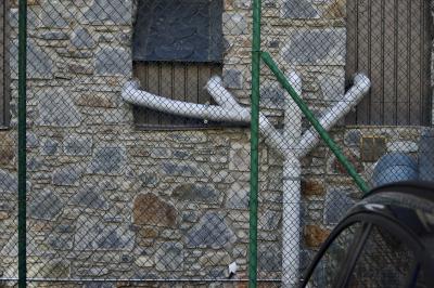 photograph “II.2023 — Evacuation conference” par David Farreny — www.farreny.net — Andorre, Andorra, Canillo, immeuble, bâtiment, building, mur, pierre, stone, grillage, fencing, métal, metal, tuyaux, pipes, évacuation, drain, voiture, car