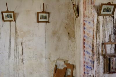 photograph “XI.2018 — God tires” par David Farreny — www.farreny.net — France, chapelle, chapel, abandonnée, abandoned, mur, wall, coulures, chaise, chair, cassée, broken, bois, wood, angle, coin, corner, christianisme, christianity, catholicisme, catholicism, fresque, fresco, chemin de croix, stations, stations of the cross, gravures, engravings, cadres, frames, Jésus-Christ, Jesus, Christ, religion, drippings, église, church, foi, faith, temple, Occitanie, Gascogne, Gascony, Gers
