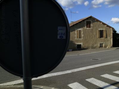 photograph “X.2017 — Faces of home, 140” par David Farreny — www.farreny.net — France, Occitanie, Gascogne, Gascony, Gers, Vic-Fezensac, rue, street, bitume, blacktop, asphalte, asphalt, carrefour, crossing, panneau, sign, roadsign, métal, metal, trottoir, pavement, maison, house, vieille, old, fenêtres, win, passage piétons, ciel, sky, câbles, cables, fils, wires, antenne, antenna