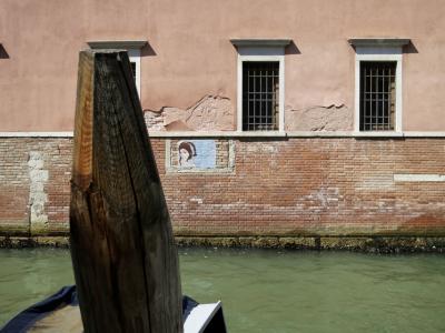 photograph “VIII.2013” par David Farreny — www.farreny.net — Italie, Italia, Italy, Vénétie, Veneto, Venise, Venice, Venezia, Venexia, canal, channel, eau, water, bâtiment, building, immeuble, mur, wall, brique, brick, fenêtres, windows, bateau, boat, poteau, post, pole, bois, wood, grilles, railings, art, dessin, drawing, illustration, femme, woman, visage, face, pierre, stone