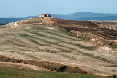 photograph “VII.2009 — Stop coming to my house” par David Farreny — www.farreny.net — Italie, Italy, Italia, paysage, landscape, campagne, country, countryside, maison, house, collines, hills, Crete, champs, fiels, Toscane, Toscana, Tuscany, carte postale, postcard, Mogwai