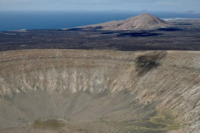 photograph “V.2016 — Lancerotte, 65” par David Farreny — www.farreny.net — Espagne, Spain, España, Canaries, Canary, Canarias, Lanzarote, Lancerotte, île, island, volcans, volcanoes, volcanos, cratère, crater, caldera, Caldera blanca, montagnes, mountains, Tinajo, paysage, landscape, mer, sea, océan, ocean, Atlantique, Atlantic, nuage, ombre, cloud, shadow, trou, hole, horizon