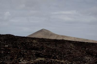 photograph “V.2016 — Lancerotte, 42” par David Farreny — www.farreny.net — Espagne, España, Spain, Canaries, Canarias, Canary, Lanzarote, Lancerotte, île, island, volcan, volcano, Caldera blanca, montagne, mountain, lave, lava, nuages, clouds, paysage, landscape, rocher, rock