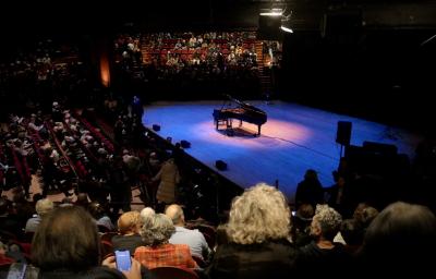 photograph “[Interlude] Before Brad” par David Farreny — www.farreny.net — France, Occitanie, Haute-Garonne, Toulouse, Halle aux Grains, salle, concert, hall, musique, music, classique, classical, jazz, génie, genius, scène, stage, public, audience, têtes, heads, lumière, light, interlude