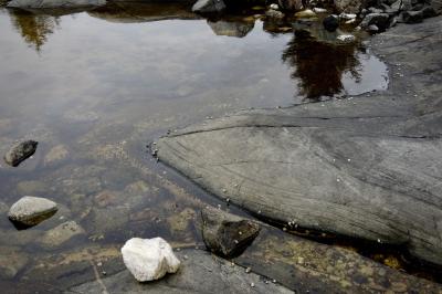 photograph “VI.2019 — Run away to the North, 265” par David Farreny — www.farreny.net — Norvège, Norway, Norge, Vestland, Hordaland, Austevoll, Bakka, Bakkesund, Kobbavågen, Spissøya, île, island, eau, water, rochers, rocks, rivage, seashore, cailloux, pebbles, nature