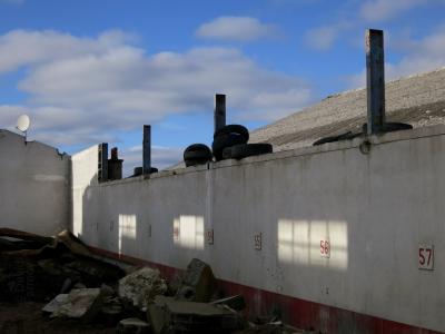 photograph “XI.2014” par David Farreny — www.farreny.net — France, Occitanie, Aveyron, Rouergue, Rodez, chantier, démolition, demolition, site, mur, wall, fenêtres, windows, soleil, sun, parabole, satellite, dish, antenne, antenna, gravats, rubble, béton, concrete, pneus, tires, tyres, nuages, clouds, lumière, light, numéros, nombres, numbers, digits, panneaux, signs, toit, roof, tôle ondulée, corrugated iron