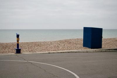 photograph “V.2013” par David Farreny — www.farreny.net — Royaume-Uni, United Kingdom, Grande-Bretagne, Great Britain, Angleterre, England, UK, GB, Sussex, West Sussex, Arun, Bognor Regis, front de mer, seafront, mer, sea, Manche, Channel, horizon, eau, water, cailloux, stones, galets, pebbles, shingle, rivage, shore, longue-vue, telescope, métal, metal, chemin, path, bitume, blacktop, asphalte, asphalt, cabine, booth, bleu, blue, vide, empty, emptiness