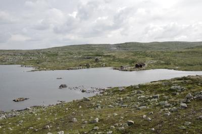 photograph “VII.2014 — Run away to the North, 240” par David Farreny — www.farreny.net — Norvège, Norway, Norge, Hardangervidda, Buskerud, Fagerheim, plateau, paysage, landscape, rochers, rocks, herbe, grass, vide, empty, emptiness, lac, lake, eau, water, espace, space, refuge, shelter, maison, house, nuages, clouds