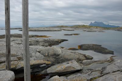 photograph “VII.2014 — Run away to the North, 171” par David Farreny — www.farreny.net — Norvège, Norway, Norge, Nordland, Norvège du Nord, Nord-Norge, Salten, Hamarøy, Tranøy, Tranøya, montagne, mountain, Tilthornet, rochers, rocks, rivage, shore, eau, water, poteaux, poles, posts, bois, wood, paysage, landscape, mer, sea, Arctique, Arctic, nuages, clouds