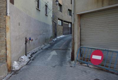 photograph “II.2023” par David Farreny — www.farreny.net — Andorre, Andorra, Canillo, rue, street, ruelle, alley, ville, city, bourgade, town, bitume, blacktop, asphalte, asphalt, flèche, arrow, garage, portail, gate, barrière, guardrail, métal, metal, béton, concrete, pierre, stone, gouttières, drainpipes, neige, snow, panneau, sign, routier, roadsign, sens interdit, one way, dallage, paving, lampe, lamp, fenêtres, windows, portes, doors, rouille, rusty, rust