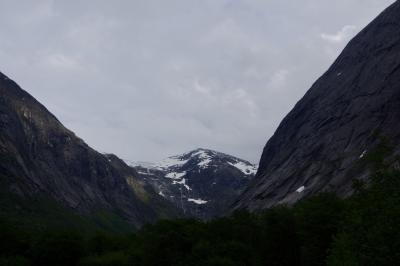 photograph “VI.2019 — Run away to the North, 257” par David Farreny — www.farreny.net — Norvège, Norge, Norway, Vestland, Sunnfjord, Skei i Jølster, Skei, Kjøsnesfjorden, Sogn og Fjordane, Lunde, montagne, mountain, neige, snow, paysage, landscape, rocher, rock, noir, black, ciel, sky, nature