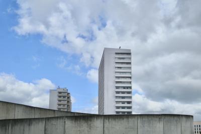 photograph “VII.2024 — Faces of home, 218” par David Farreny — www.farreny.net — France, Occitanie, Haute-Garonne, Toulouse, Matabiau, immeubles, buildings, bâtiments, béton, concrete, rampe, ramp, balcons, balconies, fenêtres, windows, nuages, clouds, ciel, sky, domicile, home