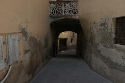 photograph “VII.2018” par David Farreny — www.farreny.net — Italie, Italy, Italia, Toscana, Tuscany, Grosseto, Massa Marittima, rue, street, ruelle, alley, balcon, balcony, murs, walls, fenêtre, window, passage, Toscane, grille, railings, lumière, light, brique, brick