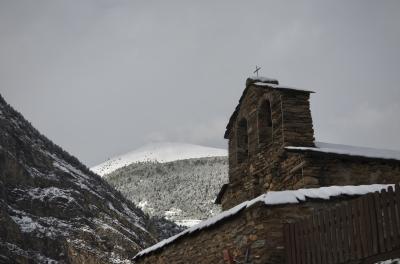 photograph “XI.2022” par David Farreny — www.farreny.net — Andorre, Andorra, Canillo, montagnes, mountains, Pyrénées, hiver, winter, neige, snow, gris, grey, gray, ciel, sky, chapelle, chapel, pierre, stone, rambarde, guardrail, bois, wood, croix, cross, toit, roof, forêt, forest