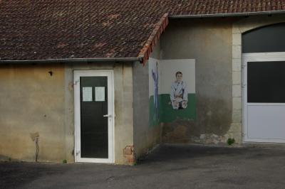 photograph “XI.2015 — Activities” par David Farreny — www.farreny.net — France, salle municipale, municipal room, judo, sport, mercredi, Wednesday, fresque, fresco, peinture, painting, judokas, adolescents, teenagers, kimono, toit, roof, tuiles, tiles, porte, door, portail, gate, poignée, handle, murs, walls, pierre, stone, parpaings, breeze-blocks, bitume, blacktop, asphalte, asphalt, affichettes, small bills, small public notices, gouttière, gutter, coin, corner, angle, dojo, Occitanie, Gascogne, Gers, Jegun