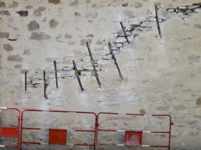 photograph “XI.2014 — Suture” par David Farreny — www.farreny.net — France, Occitanie, Aveyron, Rouergue, Rodez, ville, city, mur, wall, pierre, stone, agrafes, staples, métal, metal, barrières, guardrails, travaux, works, rénovation, renovation