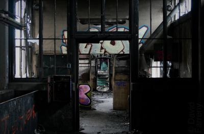 photograph “III.2010 — Walk unafraid” par David Farreny — www.farreny.net — France, portes, doors, tags, graffiti, délabrement, decay, abandon, abandoned, profondeur, depth, tuyaux, pipes, REM, enfilade, row, series, Tarn, Occitanie, Blaye-les-Mines