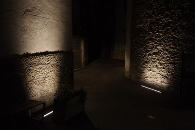 photograph “VII.2023 — At night” par David Farreny — www.farreny.net — Andorre, Andorra, Canillo, rue, street, ruelle, alley, nuit, night, murs, walls, crépi, roughcast, pierre, stone, lumières, lights, néons, neon, banc, bench, pot, jardinière, planter, panneau, board, bitume, blacktop, asphalte, asphalt