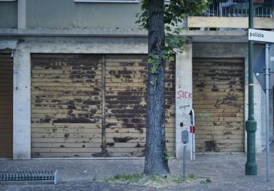 photograph “V.2022 — Sick” par David Farreny — www.farreny.net — Italie, Italia, Italy, Vénétie, Veneto, Venise, Venice, Venezia, Venexia, Lido, rue, street, portail, gate, métal, metal, rouille, rust, rusty, arbre, tree, tronc, trunk, balcon, balcony, tag, graffiti, sick, malade, panneau, sign, polizia, police, poteau, post, pole, trottoir, pavement, plaque, plate, 61c, feuillage, foliage, feuilles, leaves, herbe, grass, béton, concrete, immeuble, bâtiment, building