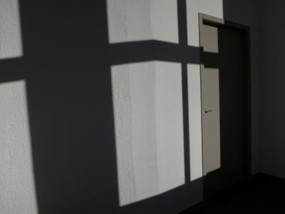 photograph “XII.2016 — Remembrance of the jail” par David Farreny — www.farreny.net — France, Occitanie, Gascogne, Gers, Auch, porte, door, mur, wall, ombre, shadow, bureau, office, salariat, wage, ennui, boredom, absurdité, absurdity
