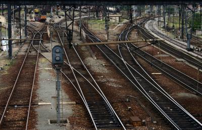 photograph “VII.2005 — Departure station” par David Farreny — www.farreny.net — France, chemin de fer, railway, railroad, rails, tracks, aiguillages, points, switches, gare, station, train, feu, light, échelle, ladder, caténaires, catenaries, ballast, roadbed, Pierre Bergounioux, profusion, Nouvelle-Aquitaine, Corrèze, Brive-la-Gaillarde, Brive