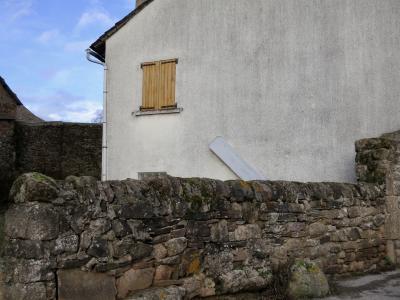 photograph “III.2013 — Faces of home, 69” par David Farreny — www.farreny.net — France, domicile, home, maison, house, ciment, cement, mur, wall, pierre, stone, fenêtre, window, volets, shutters, bois, wood, gouttière, drainpipe, rue, street, village, Occitanie, Aveyron, Rouergue, Olemps