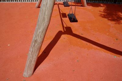 photograph “VI.2023” par David Farreny — www.farreny.net — Andorre, Andorra, Canillo, balançoire, swing, enfants, children, aire de jeux, playground, sol, soil, orange, poteaux, posts, poles, bois, wood, chaînes, chains, métal, metal, ombre, shadow