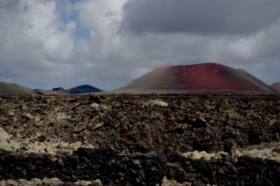 photograph “V.2016 — Lancerotte, 9” par David Farreny — www.farreny.net — Espagne, Spain, España, Canaries, Canary, Canarias, Lanzarote, Lancerotte, île, island, Masdache, Caldera colorada, volcan, volcano, cratère, crater, paysage, landscape, lave, lava, champ, field, montagnes, mountains, nuages, clouds, rouge, red