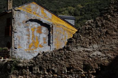 photograph “X.2021” par David Farreny — www.farreny.net — Espagne, España, Spain, Catalogne, Cataluña, Catalunya, Catalonia, Lérida, Lleida, Sort, maison, house, murs, walls, pierre, stone, ruine, ruin, bleu, blue, jaune, yellow, cheminée, chimney, fenêtres, windows, toit, roof, ardoises, slates, bois, wood, forêt, forest, vieux, old