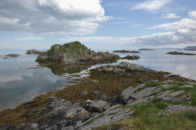 photograph “VII.2017 — Run away to the North, 250” par David Farreny — www.farreny.net — Norvège, Norway, Norge, Nord-Norge, Nordland, Vesterålen, Øksnes, Stø, mer, sea, océan, ocean, rivage, seashore, paysage, landscape, rochers, rocks, îlots, islets, eau, water, nuages, clouds, herbe, grass, horizon, nature, carte postale, postcard