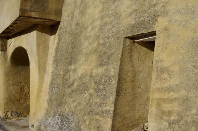 photograph “XII.2020 — Faces of home, 115” par David Farreny — www.farreny.net — France, Occitanie, Gard, La Capelle-et-Masmolène, village, maison, house, mur, yellow, wall, jaune, balcon, balcony, ouvertures, openings, portes, doors, brut, raw, arche, arch, domicile, home