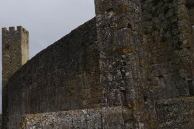 photograph “XI.2018” par David Farreny — www.farreny.net — France, Occitanie, Gascogne, Gers, Larressingle, village, fortifié, fortified, remparts, walls, mur, wall, pierre, stone, tour, tower, Moyen Âge, Middle Ages, médiéval, medieval, créneaux, crenelations, San Gimignano