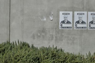 photograph “X.2022 — Political rot” par David Farreny — www.farreny.net — France, Occitanie, Haute-Garonne, Toulouse, Purpan, mur, wall, béton, concrete, haie, hedge, affiches, posters, politique, politics, extrémiste, extremist, gauche, left, meeting, Philippe Poutou, archaïsme, archaism, collaborateurs, collaborators
