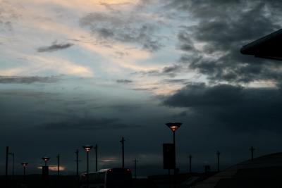 photograph “VII.2012 — Run away to the North, 20” par David Farreny — www.farreny.net — Norvège, Norway, Norge, Akershus, Gardermoen, soir, evening, ciel, sky, nuages, clouds, lampadaires, réverbères, lamps, lumières, lights, bus, métal, metal, nuit, night