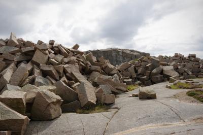 photograph “VIII.2019 — Run away to the North, 161” par David Farreny — www.farreny.net — Suède, Sverige, Sweden, Bohuslän, Västra Götaland, Sotenäs, Hunnebostrand, Ramsvik, île, island, archipel, archipelago, rochers, rocks, roche, rock, nuages, clouds, tas, heap, pile, blocs, blocks, nature