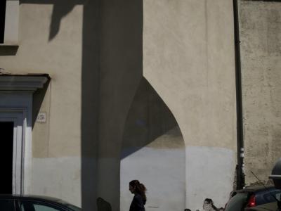 photograph “V.2017” par David Farreny — www.farreny.net — Italie, Italy, Italia, Latium, Lazio, Rome, Roma, ville, city, rue, street, mur, wall, passante, passer-by, piétonne, pedestrian, voitures, cars, femme, woman, gouttière, drainpipe, porte, door, plaque, plate, numéro, number, nombre, 151, trompe d'angle, squinch, ombre, shadow