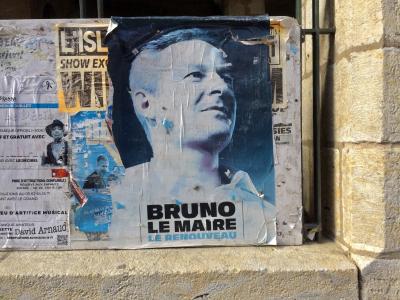photograph “[Interlude] Renewal” par David Farreny — www.farreny.net — France, affiche, électorale, election, poster, élection, présidentielle, presidential, Président, President, clowns, Bruno Le Maire, le renouveau, the revival, slogan, délavé, washed-out, défraîchi, faded, affiches, posters, pierre, stone, clown, incompétent, incompetent, bureaucrate, bureaucrat, Occitanie, Gascogne, Gers, Jegun