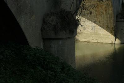 photograph “X.2018” par David Farreny — www.farreny.net — France, pont, bridge, pierre, stone, rivière, river, eau, water, arche, arch, piles, automne, autumn, fall, végétation, vegetation, branches, lumière, light, Occitanie, Gascogne, Gascony, Gers, Saint-Jean-Poutge