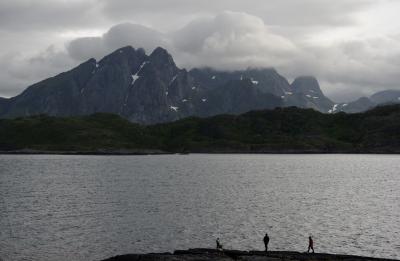 photograph “VII.2017 — Run away to the North, 260” par David Farreny — www.farreny.net — Norvège, Norway, Norge, Norvège du Nord, Nord-Norge, Nordland, Flakstad, Sund, Lofoten, pêche, fishing, pêcheurs, fishers, fjord, eau, water, montagne, mountain, nuages, clouds, hommes, men, rive, shore, rivage, seashore, neige, snow, nature, paysage, landscape