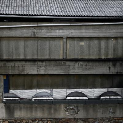 photograph “VI.2008” par David Farreny — www.farreny.net — France, Occitanie, Aveyron, Rouergue, Rodez, bâtiment, building, béton, concrete, toit, roof, tôle ondulée, corrugated iron, métal, metal, gouttière, gutter, parpaings, breeze-blocks, pierre, stone, tuyau, pipe, laid, ugly, laideur, ugliness