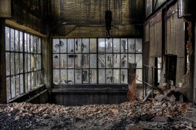 photograph “III.2010” par David Farreny — www.farreny.net — France, HDR, usine, factory, industrie, industry, abandon, abandoned, délabrement, decay, gravats, rubble, vitres, cassées, smashed, windows, fenêtres, brique, brick, laverie, washing plant, crochet, hook, puits, well, shaft, pit, tôle ondulée, corrugated iron, métal, metal, chaîne, chain, Occitanie, Tarn, Blaye-les-Mines