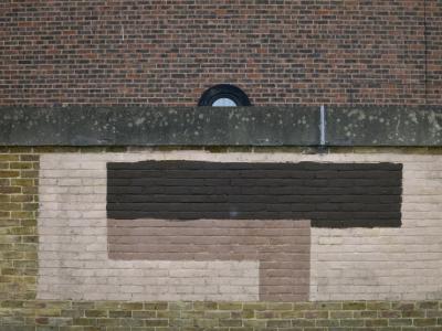 photograph “VIII.2015” par David Farreny — www.farreny.net — Royaume-Uni, United Kingdom, Grande-Bretagne, Great Britain, Angleterre, England, GB, UK, Londres, London, Woolwich, murs, walls, brique, brick, fenêtre, window, verre, vitre, glass, lucarne, œil-de-bœuf, bull's eye, skylight, peinture, paint, Greenwich