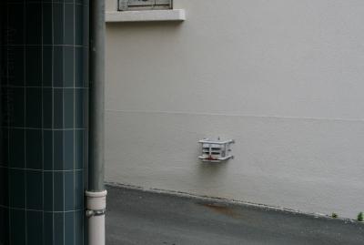 photograph “VII.2013” par David Farreny — www.farreny.net — France, bâtiment, immeuble, building, mur, wall, pilier, pillar, carrelage, tiling, gouttière, drainpipe, fenêtre, window, aération, ventilation, métal, metal, bouche, vent, inlet, bitume, blacktop, asphalte, asphalt, rouille, rust, rusty, ville, city, Occitanie, Rouergue, Aveyron, Rodez