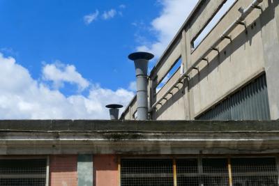 photograph “VII.2024” par David Farreny — www.farreny.net — France, Occitanie, Haute-Garonne, Toulouse, Matabiau, Bonnefoy, ville, city, mur, wall, métal, metal, béton, concrete, grillage, fencing, ciment, cement, cheminées, chimneys, nuages, clouds, brique, brick, industrie, industry
