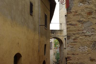 photograph “X.2019” par David Farreny — www.farreny.net — Italie, Italia, Italy, Toscane, Toscana, Tuscany, Sienne, Siena, San Gimignano, San Giminiano, Saint-Géminien, rue, street, brique, brick, pierre, stone, maisons, houses, bâtiments, buildings, fenêtres, windows, volets, shutters, bois, wood, portes, doors, mur, wall, pont, bridge, passerelle, footbridge, beige