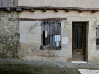 photograph “I.2025 — Faces of home, 263” par David Farreny — www.farreny.net — France, Occitanie, Gascogne, Gascony, Gers, Castelnau-d'Arbieu, maison, house, fenêtres, windows, volets, shutters, bois, wood, plaque, plate, numéro, number, 2, peinture, paint, pierre, stone, brique, brick, porte, door, poignée, handle, domicile, home