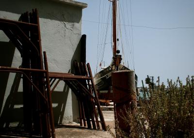 photograph “VII.2009” par David Farreny — www.farreny.net — Italie, Italy, Italia, Latium, Rome, Roma, Anzio, port, harbour, bateau, boat, à voiles, sailing, bois, wood, béton, concrete, métal, metal, rouille, rust, rusty, structures, arbuste, shrub, été, summer, ombres, shadows, fil, wire, câble, cable, cordages, ropes, rigging, mât, mast