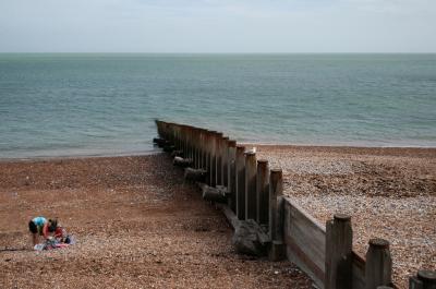 photograph “VII.2010” par David Farreny — www.farreny.net — Royaume-Uni, United Kingdom, Angleterre, England, GB, UK, Sussex, Eastbourne, paysage, landscape, seascape, Manche, Channel, sea, côte, coast, plage, beach, horizon, gravier, gravel, épi, groyne, brise-lames, breakwater, galets, shingle, mer, baigneurs, swimmers, bathers, vacanciers, holidaymakers, vacationers, eau, water, bois, wood